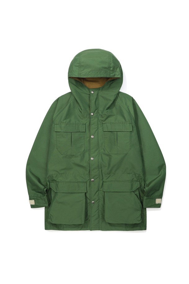 60주년(60th ANNIVERSAR) 60/40 오리지널 마운틴 파카 GREEN은 일상과 아웃도어 활동 모두에 적합한 빈티지 스타일의 마운틴 파카입니다. 그린 컬러의 무지 디자인으로, 면과 나일론 혼방 소재를 사용하여 뛰어난 발수, 방풍, 고내구성을 자랑합니다. 넉넉한 포켓 구조와 긴 소매 기장, 루즈핏으로 편안한 착용감을 제공하며, 여행, 산책, 캠핑룩 등 다양한 TPO에 활용할 수 있습니다. 캐주얼, 고프코어, 미니멀 스타일을 즐겨 입는 분들께 추천합니다. 스냅 여밈 방식으로 간편하게 착용 가능하며, 레귤러 기장으로 어떤 스타일에도 잘 어울립니다.
