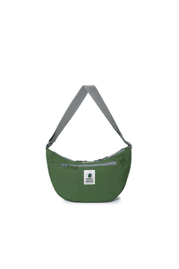 60/40 코듀라 하프문 백 GREEN은 5L 용량의 미디엄 사이즈 크로스백으로, 일상 및 아웃도어 활동에 적합합니다. 면과 나일론 혼방의 CORDURA® 소재를 사용하여 내구성과 부드러운 터치감을 동시에 제공하며, 인비스타 사와 공동 개발한 발수 및 방풍 기능을 갖춰 기능성을 높였습니다. 반원 형태의 그린 컬러 무지 디자인은 캐주얼, 미니멀, 고프코어 스타일을 연출하며, 아이패드 수납이 가능하고 넓은 수납공간을 제공하여 여행룩에 활용하기 좋습니다. 지퍼형 잠금 방식으로 소지품을 안전하게 보관할 수 있습니다.
