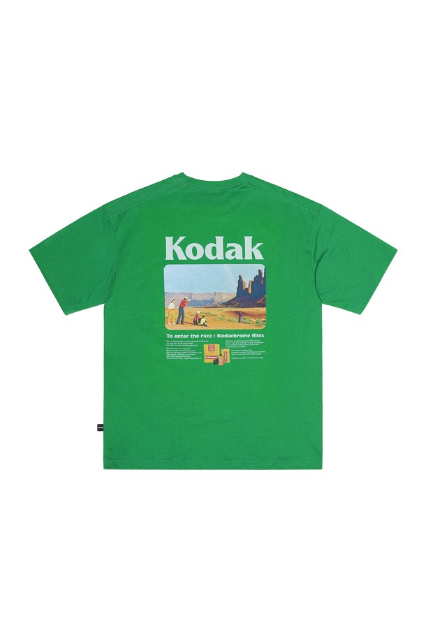 씨너리 백그래픽 반팔 티셔츠는 부드러운 면 소재로 제작되어 편안한 착용감을 선사합니다. 여름에 어울리는 그린 컬러에 캐주얼한 무드의 세미오버핏으로 디자인되었습니다. 라운드넥과 반소매 기장으로 제작되었으며, 등 부분에 그래픽 프린트가 돋보입니다. 신축성이 있어 활동성이 좋으며, 중간 두께감으로 비침이 적어 부담 없이 즐겨 입을 수 있습니다. 미니멀한 스타일을 선호하는 남녀 모두에게 추천하는 데일리 티셔츠입니다.
