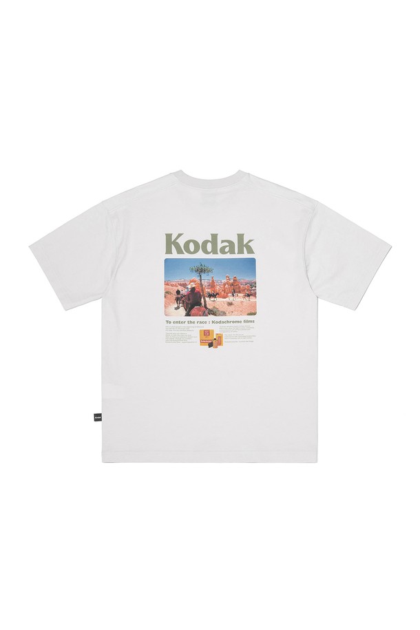 씨너리 백그래픽 반팔 티셔츠 LIGHT GREY는 24수 면 소재로 제작되어 부드러운 촉감을 선사합니다. 라이트 그레이 컬러에 자연 풍경 그래픽 프린팅으로 캐주얼한 무드를 연출하며, 넉넉한 세미오버핏으로 편안하게 착용 가능합니다. 봄, 여름 시즌 데일리룩은 물론, 동네 마실룩, 여행룩 등 다양한 TPO에 활용하기 좋습니다. 신축성 좋은 소재로 활동성을 높였으며, 비침은 보통 정도입니다. 라운드 넥 디자인으로 어떤 스타일에도 자연스럽게 어울립니다.
