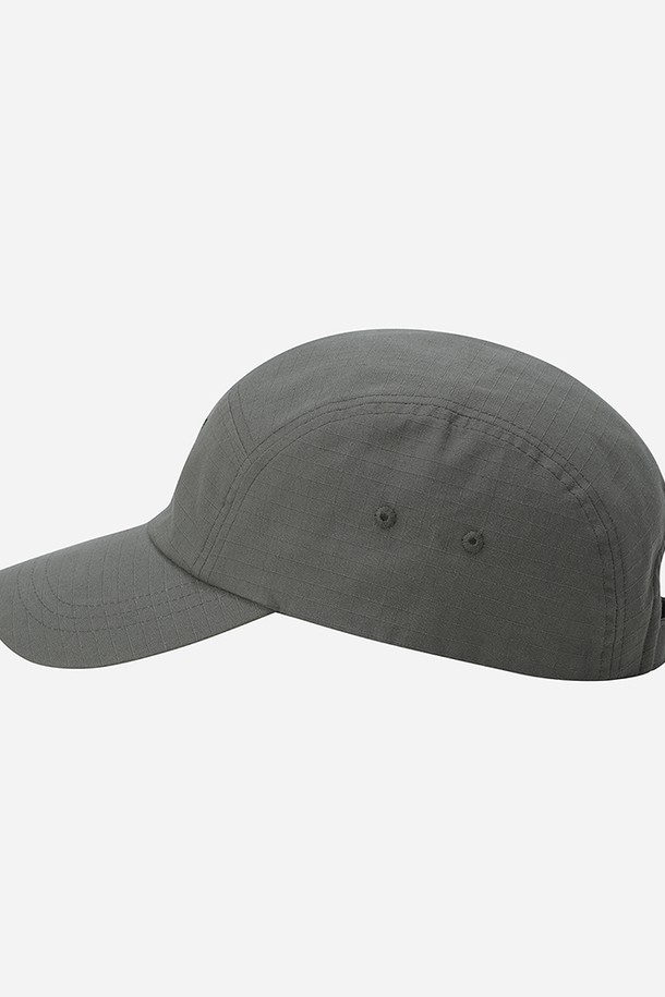 그리드 캠프캡(KHAKI)은 면 소재로 제작되어 부드러운 촉감이 특징인 모자입니다. 카키 컬러에 그리드 패턴이 적용되었으며, 캐주얼, 미니멀, 고프코어 스타일을 연출하기에 좋습니다. 캠핑룩, 가을 나들이룩 등 다양한 TPO에 활용할 수 있으며, 사이즈 조절이 가능하여 편안하게 착용할 수 있습니다. 로고 라벨, 메탈 장식, 버클 디테일이 돋보이며, 챙 넓이는 7.3cm입니다. 봄, 여름, 가을 계절에 착용하기 좋은 실용적인 아이템입니다.
