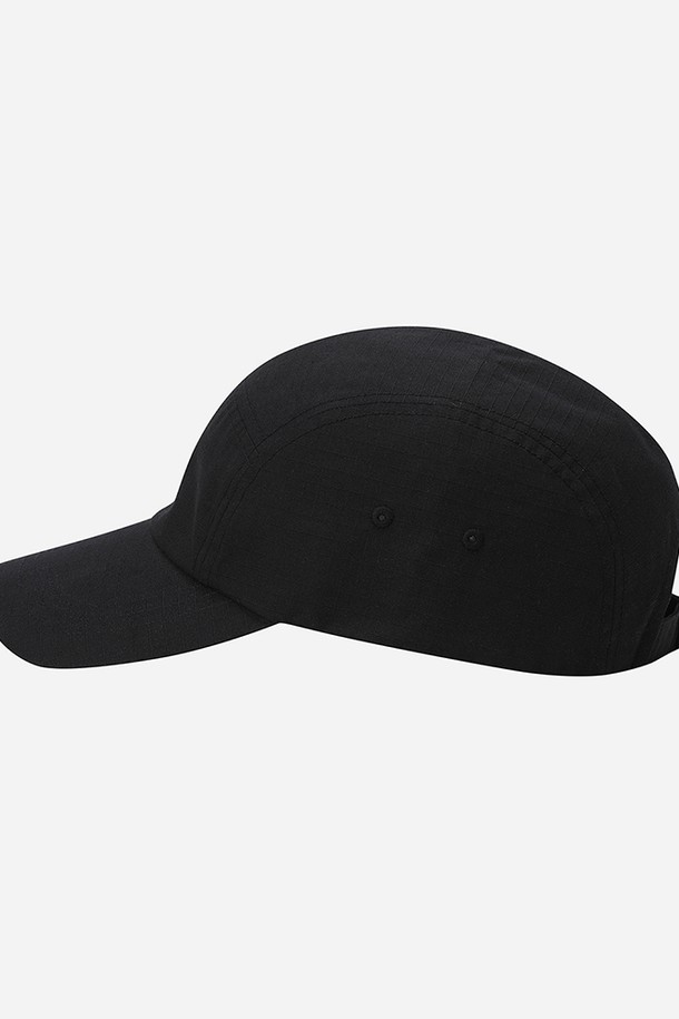 그리드 캠프캡(BLACK)은 심플한 디자인으로 데일리 캐주얼 스타일을 완성하는 모자입니다. 부드러운 면 소재를 사용하여 편안한 착용감을 제공하며, 봄, 여름, 가을 시즌에 활용하기 좋습니다. 블랙 색상에 무지 패턴으로 어떤 옷에도 잘 어울려 다양한 스타일 연출이 가능합니다. 일반 모자 깊이와 챙 넓이로 제작되었으며, 사이즈 조절 기능이 있어 편안하게 착용할 수 있습니다. 동네 마실룩, 산책룩 등 편안한 TPO에 캐주얼, 미니멀, 스트리트 스타일을 더해 보세요.
