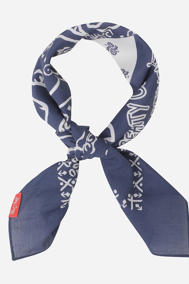 네이비 컬러의 슬로건 프린팅 반다나 스카프입니다. 봄, 여름, 가을에 착용하기 좋은 얇은 두께감으로 제작되었으며, 캐주얼, 미니멀, 레트로 스타일을 연출하기 좋습니다. 여행룩이나 산책룩에 포인트를 더할 때 활용하기 좋으며, 다양한 슬로건 프린팅 디자인으로 개성을 표현할 수 있습니다. 일상에서 간편하게 착용하여 스타일리시함을 더해보세요.
