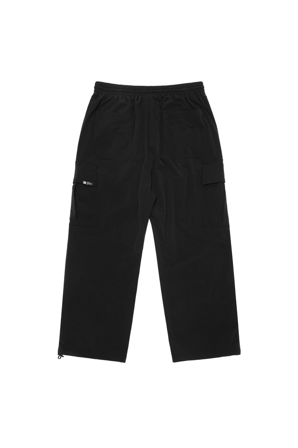 에센셜 와이드 조거 팬츠 블랙은 일상과 야외활동에 적합한 남녀 공용 조거 팬츠입니다. 나일론과 폴리에스터 혼방 소재로 제작되어 봄, 여름에 착용하기 좋으며, 와이드핏과 조거핏을 결합하여 편안하면서도 스타일리시한 핏을 연출합니다. 밑단 스트링 디테일, 사이드 포켓, 발수 기능, 스트레치 소재, 카고 스타일이 특징이며, 무지 디자인으로 어떤 스타일에도 매치하기 용이합니다. 두께는 보통이며, 캐주얼하고 스포티한 무드를 동시에 낼 수 있습니다.
