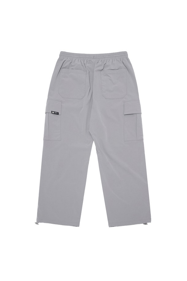 에센셜 와이드 조거 팬츠 GREY는 일상과 야외 활동에 적합한, 스포티하고 캐주얼한 스타일의 바지입니다. 봄, 여름에 착용하기 좋으며, 나일론과 폴리에스터 혼방 소재로 제작되어 발수 기능을 갖췄습니다. 와이드핏과 조거핏 두 가지 스타일로 연출 가능하며, 무지 디자인에 밑단 스트링과 사이드 포켓 디테일이 돋보입니다. 그레이 컬러의 긴 기장 조거 팬츠로, 밴딩 처리가 되어 편안한 착용감을 선사합니다.
