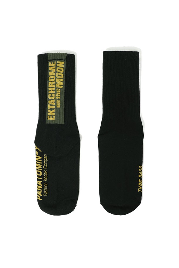 엑타크롬 필름 삭스 BLACK는 면, 폴리에스터, 폴리우레탄 혼방 소재로 제작되어 사계절 내내 착용 가능한 양말입니다. 블랙 컬러에 로고 패턴이 특징이며, 종아리 중간 기장으로 캐주얼, 미니멀, 클래식 스타일을 연출하기 좋습니다. 30수 코마사 면을 사용하여 부드러운 촉감과 우수한 신축성을 제공하며, 발목을 안정적으로 잡아줍니다. 일상생활에서 편안하게 착용할 수 있는 실용적인 아이템입니다.
