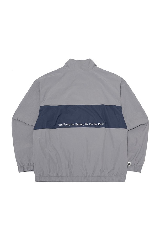 컬러블럭 우븐 빅로고 안감 재킷 GREY (그레이)는 남녀 모두 착용 가능한 캐주얼 아우터입니다. 봄, 가을 시즌에 적합하며, 데일리룩 및 캐주얼 스타일에 잘 어울립니다. 그레이와 오렌지 컬러 블록 디자인에 오버핏으로 제작되어 스포티한 무드를 연출합니다. 나일론 소재로 제작되었으며, 발수 및 방풍 기능을 갖춰 활동성을 높였습니다. 산책룩, 여행룩, 미니멀 스타일에 활용하기 좋습니다.
