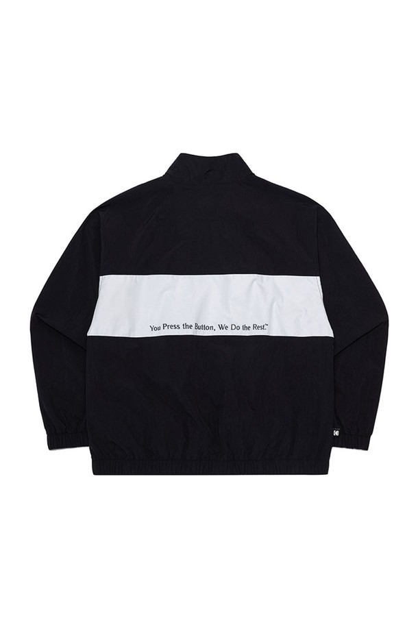 컬러블럭 우븐 빅로고 안감 재킷 BLACK은 간절기에 적합한 남녀 공용 재킷입니다. 발수 및 방풍 기능이 있어 쾌적하게 착용 가능하며, 세미 오버핏으로 편안한 착용감을 제공합니다. 블랙, 그레이, 오렌지 컬러 블록 디자인과 빅 로고 패턴이 스포티한 무드를 연출합니다. 안감 처리가 되어 있어 부드러운 착용감을 느낄 수 있으며, 산책룩 또는 여행룩과 같은 데일리 스타일에 활용하기 좋습니다. 나일론 소재의 긴 소매 재킷으로, 캐주얼하고 미니멀한 스타일을 즐기는 분들께 추천합니다.
