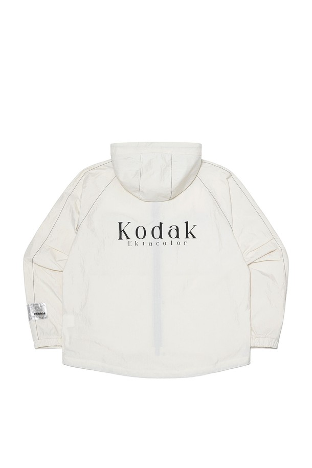 메일러 포켓 후드 자켓 아이보리입니다. 봄, 가을 시즌에 적합한 캐주얼, 스포티 스타일의 공용 후드 자켓으로 일상, 산책, 여행 등 다양한 상황에서 활용하기 좋습니다. 오버핏 실루엣과 무지 디자인으로 편안하면서도 미니멀한 분위기를 연출합니다. 나일론 소재로 제작되어 적당한 두께감과 바람을 효과적으로 차단해줍니다. 아웃포켓 디테일, 밑단 스트링, 빈티지 라벨, 단단한 형태감으로 디자인뿐만 아니라 기능성까지 갖춘 아이보리 컬러의 후드 자켓입니다.
