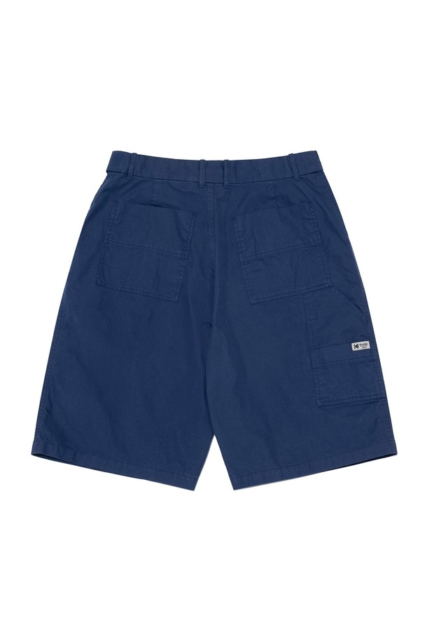 메일러 6부 가먼트워싱 버뮤다 팬츠 BLUE는 남성용 바지로, 봄, 여름에 착용하기 좋은 6부 기장의 버뮤다 팬츠입니다. 면과 나일론 혼방 소재로 제작되어 부드러운 촉감을 자랑하며, 레귤러핏으로 편안하게 착용할 수 있습니다. 가먼트 워싱 처리를 통해 빈티지한 외관을 더했고, 허리 안쪽에 히든 밴딩을 적용하여 활동성을 높였습니다. 캐주얼 및 프로페셔널 스타일을 모두 소화할 수 있으며, 무지 디자인으로 다양한 상의와 매치하기 용이합니다. 셋업 착용 또한 가능합니다.
