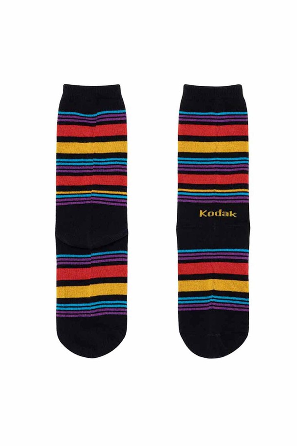 블랙 바탕에 화이트 스트라이프 패턴이 돋보이는 멀티 컬러 스트라이프 양말입니다. 면 30수 코마사, 폴리에스터, 폴리우레탄 혼방 소재로 제작되어 부드러운 매끈함과 신축성을 제공합니다. 발목을 안정감 있게 잡아주는 스판 원사를 사용하여 편안한 착용감을 선사하며, 크루삭스 스타일로 종아리 중간까지 오는 기장감입니다. 일상, 동네 마실룩, 산책룩 등 다양한 TPO에 활용할 수 있으며, 캐주얼, 미니멀, 클래식 스타일을 즐겨 입는 분들께 추천합니다. 사계절 내내 활용 가능한 실용적인 아이템입니다.
