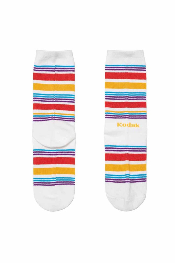 멀티 컬러 스트라이프 양말 WHITE는 부드러운 촉감의 30수 코마 면을 사용한 공용 양말입니다. 화이트, 블루, 멀티 컬러의 스트라이프 패턴으로 캐주얼, 미니멀, 클래식 스타일을 연출하기 좋습니다. 발목을 안정감 있게 잡아주는 스판덱스 원사가 특징이며, 사계절 내내 편안하게 착용할 수 있는 크루삭스 스타일입니다. 일상생활은 물론, 동네 마실룩이나 산책룩에 매치하여 편안하면서도 개성 있는 스타일을 완성해보세요.
