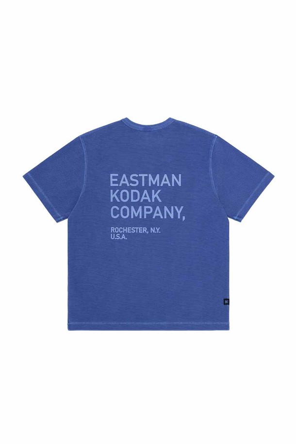 네이비 컬러의 에어로쿨 와플 워싱 반팔 티셔츠입니다. 흡습, 속건, 통기성이 뛰어난 면, 폴리에스터 혼방 소재로 제작되어, 여름철에도 쾌적하게 착용할 수 있습니다. 와플 패턴의 베이직한 디자인과 세미 오버핏으로 캐주얼 스타일을 연출하며, 등판 레터링 프린트로 포인트를 더했습니다. 라운드넥, 반소매 기장으로 편안한 착용감을 선사하며, 형태 안정성이 뛰어나 관리가 용이합니다. 동네 마실룩, 여름 바캉스룩 등 다양한 TPO에 활용하기 좋으며, 클로버 모양의 특수 단면 원사를 사용하여 제작되었습니다.
