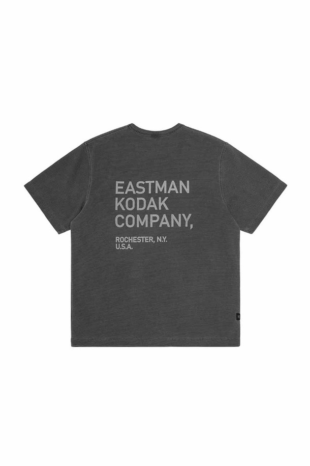 에어로쿨 와플 워싱 반팔 티셔츠 CHARCOAL (차콜)은 여름철 시원하고 쾌적한 착용감을 선사하는 반팔 티셔츠입니다. 흡습속건 기능과 통기성이 뛰어난 면과 폴리에스터 혼방 소재로 제작되어, 땀을 빠르게 흡수하고 건조시켜 쾌적함을 유지해 줍니다. 와플 조직감으로 시원한 촉감을 제공하며, 세미오버핏으로 편안하고 캐주얼한 스타일을 연출합니다. 등판에는 레터링 프린트가 더해져 스포티한 무드를 더하며, 여름 바캉스룩이나 산책룩 등 다양한 TPO에 활용하기 좋습니다. 라운드넥 디자인으로 어떤 스타일에도 잘 어울리며, 미니멀한 스타일을 선호하는 분들께 추천합니다.
