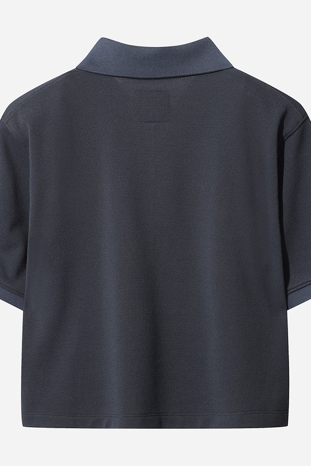 산뜻한 라이트 퍼플 컬러가 돋보이는 여성용 피케 반팔 티셔츠입니다. 부드러운 촉감의 면, 폴리에스터 혼방 소재로 제작되어 편안한 착용감을 선사합니다. 레귤러핏과 카라넥 디자인으로 스포티하면서도 베이직한 스타일을 연출할 수 있습니다. 일상, 산책 등 다양한 TPO에 활용하기 좋으며, 흡습 기능으로 여름철에도 쾌적하게 입을 수 있습니다. 배색: 폴리에스터 95%, 스판 5%로 활동성을 높였습니다.
