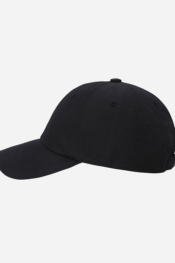 에센셜 로고 우븐 볼캡(BLACK)은 일상생활에서 편안하게 착용할 수 있는 볼캡입니다. 나일론과 폴리에스터 혼방 소재로 제작되어 가볍고 은은한 광택감이 특징입니다. 베이직한 디자인에 앞면 로고 디테일로 포인트를 주었으며, 내부 메쉬 원단으로 통기성을 더했습니다. 뒷면 로고 디테일과 원터치 버클을 활용한 사이즈 조절 기능으로 편안한 착용감을 제공합니다. 캐주얼, 미니멀, 시티보이 스타일의 동네 마실룩, 산책룩, 여행룩에 잘 어울립니다.
