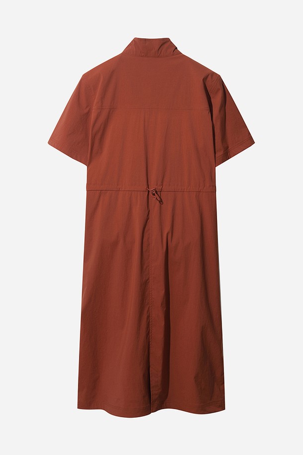 다크 오렌지 컬러의 아이스클래쉬 스탠넥 원피스는 여름철 시원하고 편안한 스타일을 완성해 줄 여성 의류입니다. 얇은 두께감과 부드러운 촉감의 나일론, 폴리우레탄 혼방 소재로 제작되어 쾌적한 착용감을 선사합니다. 허리 스트링으로 핏 조절이 가능하며, AQUA-X 원사를 사용하여 냉감 기능과 자외선 차단 효과를 제공합니다. 스탠드넥 디자인과 무지 패턴이 어우러져 캐주얼, 스포티, 미니멀한 스타일을 연출하며, 여행, 휴가, 바캉스룩에 활용하기 좋습니다. 반소매 기장의 레귤러핏 원피스로, 일상에서 편안하게 즐겨 입을 수 있습니다.
