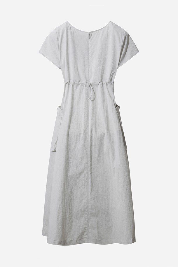 마이로 포켓 라운드 넥 원피스 여자(L.GREY)는 여성 고객을 위한 미니멀, 캐주얼, 클래식 스타일의 원피스입니다. 라이트 그레이 색상에 라운드 넥 디자인, 반소매 기장으로 제작되었으며, 일상 및 아웃도어 활동에 적합합니다. 신축성과 형태 복원력이 우수한 나일론, 폴리우레탄, 폴리에스터 혼방 소재로 면 터치 촉감을 선사하며, 안감이 있어 편안하게 착용할 수 있습니다. 양쪽 아웃포켓 디테일이 특징이며, 데이트룩과 쇼핑룩에 잘 어울립니다. 마이로 시리즈의 제품입니다.
