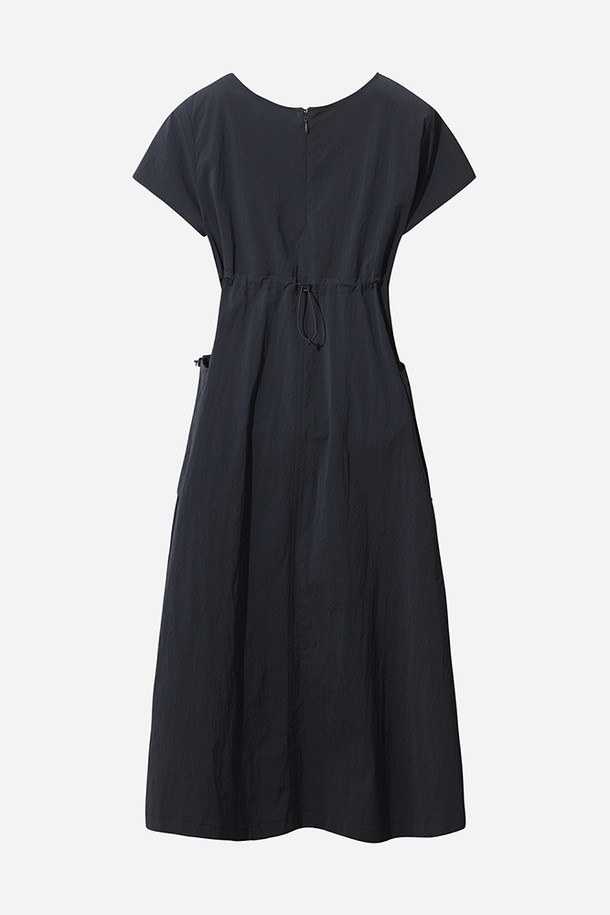 마이로 포켓 라운드 넥 원피스 여자(BLACK)는 부드러운 촉감의 나일론, 폴리우레탄, 폴리에스터 혼방 소재로 제작되어 편안한 착용감을 선사합니다. 라운드 넥 디자인과 반소매 기장으로 캐주얼, 미니멀, 클래식 스타일을 연출하며, 아웃도어 활동과 일상생활 모두에 활용하기 좋습니다. 양쪽에 아웃포켓이 있어 실용성을 더했으며, 쾌적한 착용감을 위한 면 터치 안감과 신축성, 형태 복원력이 특징입니다. 산책이나 여행 시 편안하면서도 스타일리시한 룩을 완성해보세요.
