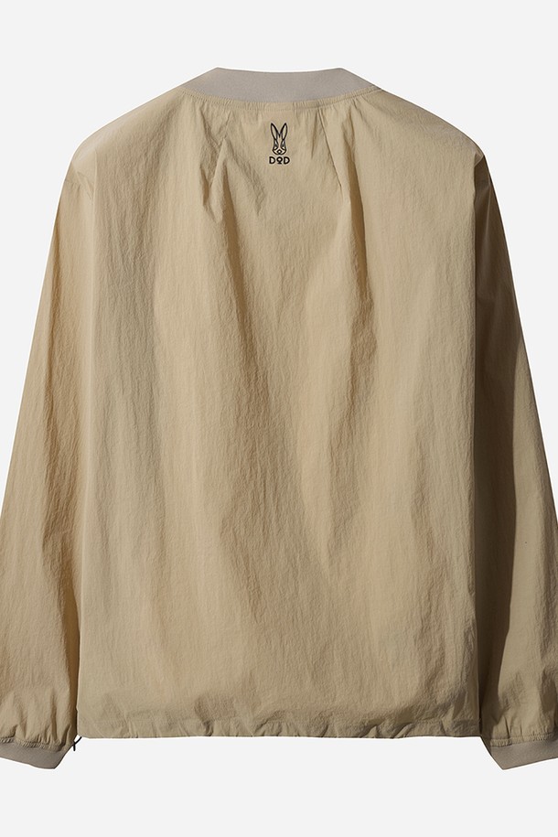 노튼 레터링 프린트 피스테 (TAN)는 일상과 스포츠 활동에 적합한 공용 티셔츠입니다. 부드러운 촉감의 나일론, 폴리우레탄, 폴리에스테르 혼방 소재로 제작되어 봄, 여름, 가을 시즌에 착용하기 좋습니다. 레귤러핏에 얇은 두께로, 가볍고 신축성이 뛰어나 활동성을 높여줍니다. 탄(TAN) 컬러 바탕에 레터링 프린트가 돋보이며, 밑단 스트링 조절이 가능하여 편안한 착용감을 제공합니다. 재활용 소재를 사용하여 제작되었으며, 스포티, 캐주얼, 미니멀 스타일을 연출할 수 있습니다.
