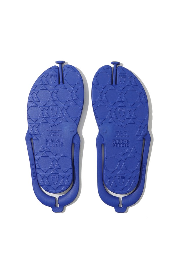 넉다운 플립플랍 ADV+ (넉다운 플립플랍 ADV+) BLUE는 여행, 캠핑, 백패킹, 일상 등 다양한 상황에 적합한 남성용 플립플랍입니다. 시원한 블루 컬러에 무지 디자인으로 캐주얼, 미니멀, 리조트룩을 연출하기 좋습니다. EVA 소재를 사용하여 가볍고, 플렉스 그루브 기술을 적용하여 편안한 착용감을 제공합니다. 접이식, 분리형 디자인으로 휴대성을 높였으며, 방수 기능까지 갖춰 여름철 물놀이에도 안심하고 사용할 수 있습니다. 경량 백패킹 디자인으로 여행 시 짐을 줄여주는 실용적인 아이템입니다.
