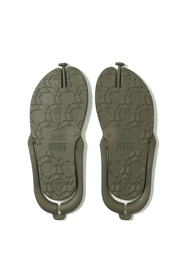 넉다운 플립플랍 ADV+ (넉다운 플립플랍 ADV+) 올리브는 백패킹, 캠핑, 여행에 적합한 남성용 플립플랍입니다. EVA 소재로 제작되어 가볍고, 방수 기능과 접이식 디자인으로 휴대성을 높였습니다. 올리브 컬러의 무지 패턴으로 캐주얼, 미니멀, 리조트 스타일을 연출하기 좋습니다. 오픈형 디자인으로 신고 벗기 편하며, 발을 편안하게 감싸줍니다. 여름철 휴가룩이나 캠핑룩에 매치하여 스타일리시함을 더해보세요.
