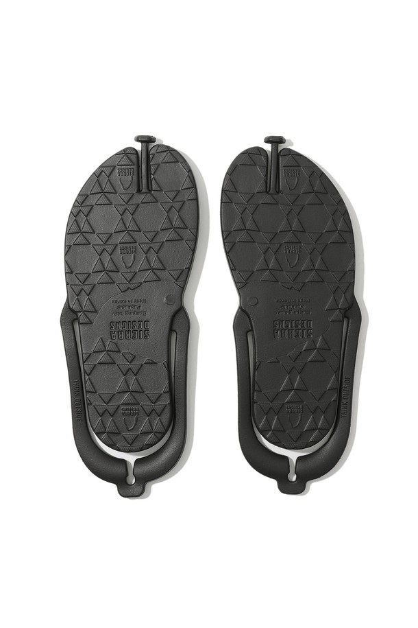 넉다운 플립플랍 ADV+ (넉다운 플립플랍 ADV+) 블랙은 남성용 플립플랍으로, 여름철 캐주얼룩과 일상복에 잘 어울립니다. 고무와 합성 소재로 제작되어 편안한 착용감을 제공하며, 오픈토 디자인과 플랫 굽으로 시원하고 편안한 스타일을 연출합니다. 미니멀한 디자인과 슬립온 스타일로 간편하게 착용 가능하며, 무지 패턴으로 어떤 스타일에도 쉽게 매치할 수 있습니다. 동네 마실룩, 휴가룩, 여행룩 등 다양한 TPO에 활용 가능하며, 캐주얼, 미니멀, 리조트 스타일을 즐기는 분들께 추천합니다.
