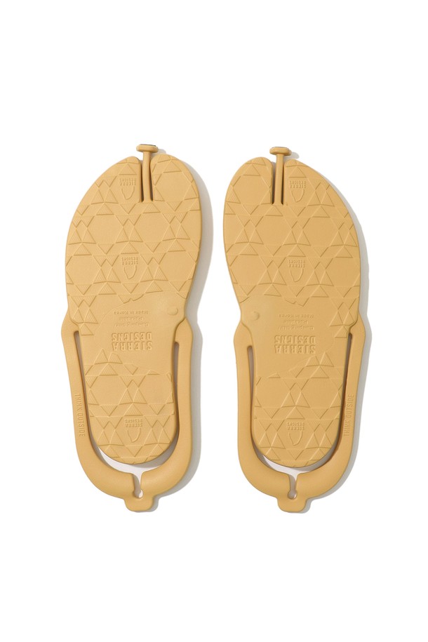 넉다운 플립플랍 ADV+ (넉다운 플립플랍 ADV+) YELLOW는 여행, 백패킹, 캠핑, 아웃도어 활동에 적합한 남성용 플립플랍입니다. 옐로우 컬러에 "Ground Mother Ship" 프린트 패턴이 돋보이며, 컨버터블 디자인과 접이식 기능을 통해 뛰어난 휴대성을 자랑합니다. EVA와 파일론 소재를 사용하여 가볍고 편안하며, 플렉스 그루브 기술로 유연성을 더했습니다. 스트랩 두께와 각도를 개선하여 착용감을 높였으며, 분리 가능한 부품과 걸이형 디자인으로 실용성을 더했습니다. 캐주얼, 고프코어, 리조트 스타일의 여행룩, 캠핑룩, 휴가룩에 매치하기 좋습니다.
