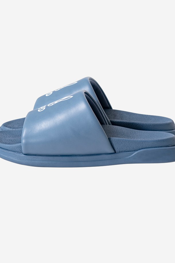 **모찌 슬라이드(블루 스탠다드)**는 편안한 착화감과 푹신푹신한 쿠션감을 제공하는 슬라이드입니다. 시라타마(아이보리), 고마(블랙), 라무네(블루) 세 가지 색상으로 출시되어 다양한 스타일에 매치하기 좋습니다. 발에 착 감기는 착화감과 어퍼의 귀여운 토끼 로고가 특징이며, 아웃솔에는 'STAY CRAZY' 문구와 로고가 새겨져 있습니다. 일상, 동네 마실, 휴가, 집콕 등 어떤 TPO에도 잘 어울리며, 캐주얼, 미니멀, 리조트 스타일을 즐겨 입는 분들께 추천합니다. 봄, 여름 계절에 활용하기 좋은 데일리 아이템입니다.
