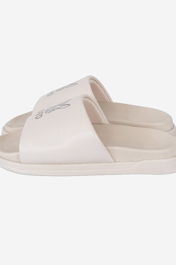 아이보리 컬러의 모찌 슬라이드는 남성을 위한 여름 샌들입니다. 오픈토 디자인과 플랫 굽으로 편안함을 강조했으며, 고무 소재를 사용하여 내구성을 높였습니다. 슬리퍼형 디자인으로 쉽고 편하게 착용 가능하며, 실내외 겸용으로 활용도가 높습니다. 집콕룩, 동네 마실룩, 휴가룩 등 다양한 TPO에 미니멀, 캐주얼, 리조트 스타일로 연출하기 좋습니다.
