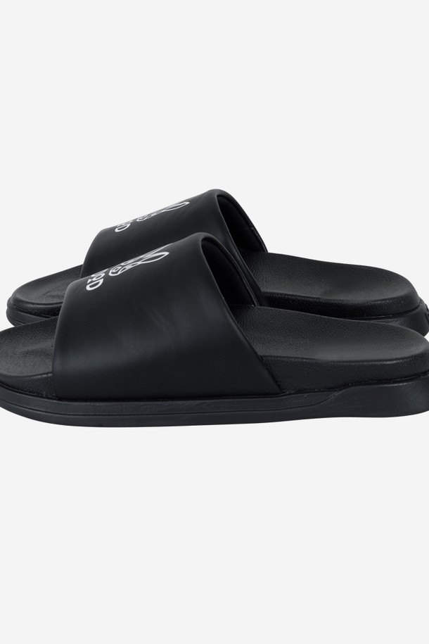 블랙 색상의 모찌 슬라이드입니다. 편안한 착화감을 선사하는 푹신푹신한 구조와 발에 착 감기는 디자인이 특징입니다. 폴리우레탄, 플리스, EVA 소재로 제작되었으며, 오픈 토 디자인으로 시원하게 착용 가능합니다. 캐주얼, 미니멀, 리조트 스타일을 연출하기 좋으며, 집콕룩, 휴가룩, 리조트룩에 매치하기 좋습니다. 토끼 로고와 "STAY CRAZY" 문구 디테일이 돋보이는 슬라이드입니다.
