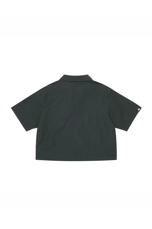 브리즈 라이트 카라형 반팔 아노락 우먼 CHARCOAL(차콜)은 시원한 착용감을 선사하는 여름 여성용 반팔 아노락입니다. 가볍고 얇은 두께의 나일론, 면, 폴리우레탄 혼방 소재로 제작되어, 야외 활동이나 일상에서 편안하게 착용할 수 있습니다. 레귤러핏에 카라 디자인과 반집업 여밈 방식으로 캐주얼하면서도 스포티한 스타일을 연출합니다. 차콜, 아이보리, 옐로우 세 가지 컬러로 출시되었으며, 비침 없는 무지 디자인으로 어떤 스타일에도 매치하기 용이합니다. 여행룩, 휴가룩, 여름 바캉스룩에 활용하여 스타일리시한 연출을 완성해보세요.
