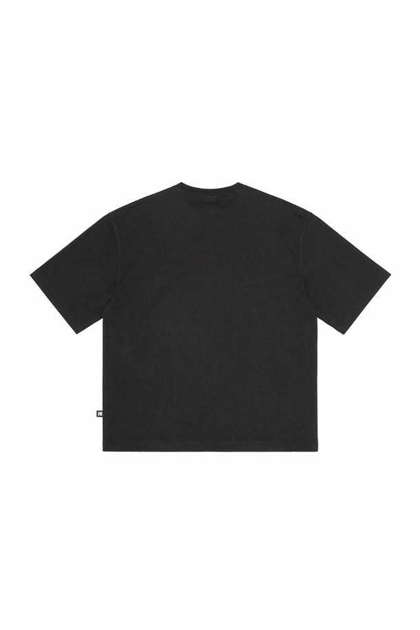 브리즈팝 메쉬 텍스쳐 반팔 티셔츠 BLACK는 여름철 시원하고 쾌적하게 착용할 수 있는 반팔 티셔츠입니다. 통기성이 뛰어난 메쉬 소재와 신축성 좋은 원단으로 제작되어 편안한 착용감을 제공합니다. 블랙 컬러에 베이직한 디자인으로 캐주얼, 미니멀 스타일 연출에 용이하며, 데이트룩, 여행룩 등 다양한 TPO에 활용하기 좋습니다. 라운드넥에 레귤러 기장으로 제작되었으며, 비침 걱정 없이 안심하고 입을 수 있습니다. 세미 오버핏으로 편안한 실루엣을 연출합니다.
