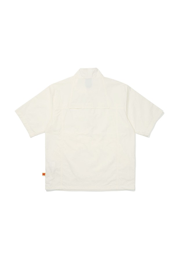 브리즈팝 스탠넥 아노락 IVORY는 시원한 여름을 위한 필수템입니다. 아이보리, 블루, 민트, 블랙 4가지 컬러로 출시되어 취향에 맞게 선택할 수 있습니다. 가볍고 통기성이 뛰어난 나일론 소재로 제작되어, 일상룩과 휴가룩에 모두 잘 어울립니다. 세미 오버핏과 밑단 스트링으로 편안한 착용감을 제공하며, 앞판 아웃포켓과 등판 벤틸레이션 디테일이 돋보입니다. 브리즈팝 시리즈 셋업으로 더욱 스타일리시하게 연출해보세요.
