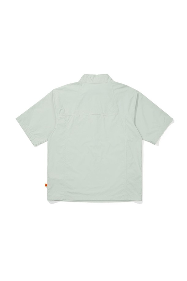 브리즈팝 스탠넥 아노락 민트 그린은 시원한 여름을 위한 필수 아이템입니다. 냉감 원사를 사용하여 땀이 많은 날에도 쾌적함을 유지하며, 통기성이 뛰어나 활동적인 날에도 좋습니다. 초경량 소재와 세미오버핏으로 편안한 착용감을 선사하며, 밑단 스트링 조절로 핏을 자유롭게 조절할 수 있습니다. 여행룩과 휴가룩에 잘 어울리는 스포티하고 캐주얼한 스타일로, 앞판 아웃포켓과 등판 벤틸레이션 디테일이 돋보입니다. 셋업으로도 활용 가능하여 더욱 실용적입니다.
