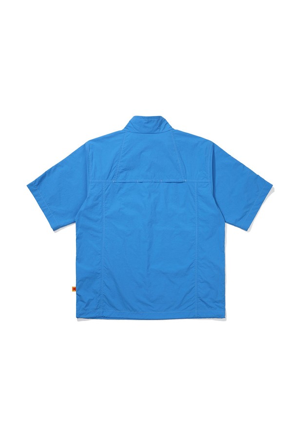 브리즈팝 스탠넥 아노락 BLUE는 시원한 블루 컬러의 여름용 아노락입니다. 가볍고 통기성이 뛰어난 나일론 소재로 제작되어 얇은 두께감과 냉감 촉감을 제공합니다. 반소매 기장과 세미 오버핏으로 편안한 착용감을 선사하며, 일상 및 여행 시 캐주얼하고 스포티한 스타일을 연출하기 좋습니다. 밑단 스트링 조절, 앞판 아웃포켓, 등판 벤틸레이션 디테일이 돋보이며, 집업 여밈 방식으로 간편하게 입고 벗을 수 있습니다.
