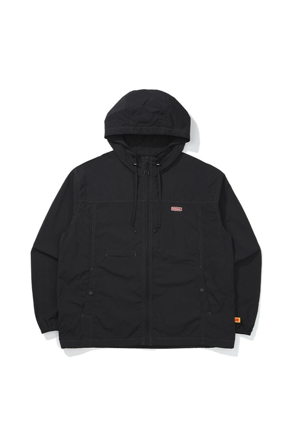 **브리즈팝 후드 긴팔 재킷 BLACK**

가볍고 시원한 착용감의 브리즈팝 후드 긴팔 재킷입니다. 냉감 원사를 사용하여 여름에도 쾌적하게 입을 수 있으며, 여행과 일상에서 모두 활용하기 좋습니다. 오버핏 디자인으로 편안한 착용감을 선사하며, 밑단 스트링과 후드 스토퍼로 사이즈 조절이 용이합니다. 블랙, 아이보리, 블루 세 가지 색상으로 출시되어, 스포티하고 캐주얼한 스타일을 연출할 수 있습니다. 초경량 나일론 소재와 집업 여밈 방식으로 제작되었습니다.
