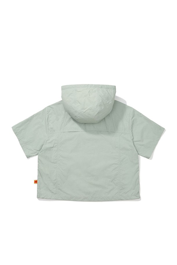 브리즈팝 크롭 후드 아노락 우먼 민트 그린은 여성용 후드 아노락으로, 여름철 여행룩, 휴가룩, 산책룩에 잘 어울립니다. 스포티, 캐주얼, 미니멀 스타일을 연출하기 좋으며, 가볍고 시원한 나일론 소재와 냉감 촉감이 특징입니다. 얇은 두께감과 통기성이 우수하여 쾌적하게 착용 가능하며, 반소매 크롭 기장으로 활동성을 높였습니다. 앞판 아웃포켓, 후드 스토퍼, 등판 벤틸레이션, 밑단 스트링으로 실용성을 더했습니다. 민트 그린, 아이보리, 블랙, 핑크 4가지 컬러로 만나보세요.
