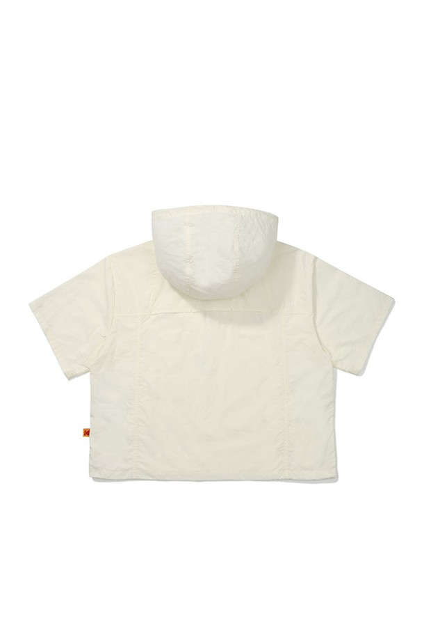 브리즈팝 크롭 후드 아노락 우먼 아이보리는 가볍고 시원한 여름을 위한 여성 아노락입니다. 아이보리, 민트, 블랙, 핑크 4가지 색상으로 출시되었으며, 얇은 나일론 소재로 제작되어 부드러운 촉감을 선사합니다. 크롭 기장과 루즈핏 디자인으로 스포티하면서도 캐주얼한 스타일을 연출하며, 여행이나 휴가 등 다양한 TPO에 활용하기 좋습니다. 후드 스트링, 앞면 아웃포켓, 등판 벤틸레이션, 밑단 스트링 조절 기능, 반소매 디자인으로 실용성을 높였습니다.
