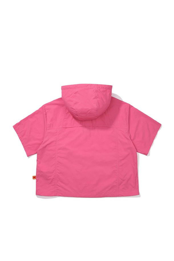 브리즈팝 크롭 후드 아노락 우먼 PINK는 여름철 여성들의 스타일을 책임질 후드 아노락입니다. 핑크, 아이보리, 민트, 블랙 4가지 다채로운 색상으로 출시되어, 취향에 맞게 선택할 수 있습니다. 가볍고 시원한 나일론 소재로 제작되어 통기성이 뛰어나며, 경량 기능으로 쾌적한 착용감을 선사합니다. 크롭 기장과 세미루즈핏으로 트렌디한 스타일을 연출하며, 밑단 스트링 조절, 앞판 아웃포켓, 후드 스토퍼, 등판 벤틸레이션 등의 디테일로 실용성을 더했습니다. 여행룩, 휴가룩, 바캉스룩 등 다양한 TPO에 맞춰 캐주얼, 스포티, 미니멀 무드를 완성해보세요.
