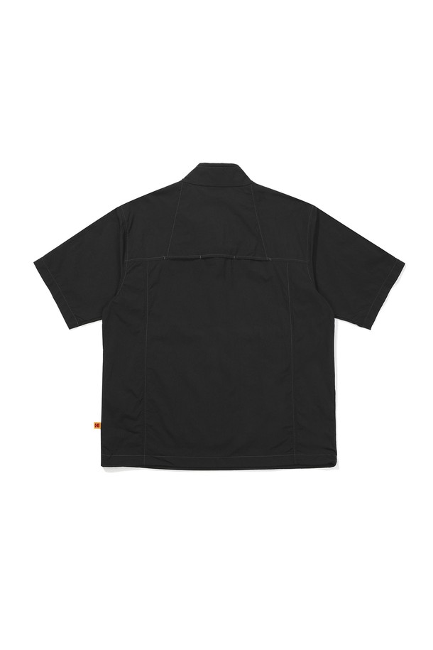 브리즈팝 스탠넥 아노락 BLACK은 시원한 여름을 위한 필수 아이템입니다. 가볍고 통기성이 뛰어난 나일론 소재로 제작되어, 일상생활은 물론 여행 시에도 쾌적함을 선사합니다. 블랙, 아이보리, 블루, 민트 등 다양한 컬러로 출시되어 취향에 맞게 선택 가능하며, 반소매 기장과 세미 오버핏으로 트렌디한 스타일을 연출합니다. 초경량, 앞판 아웃포켓, 등판 벤틸레이션, 밑단 스트링 조절 등 실용적인 디테일과 냉감 기능으로 편안함을 더했습니다. 캐주얼, 스포티, 미니멀한 스타일을 즐기는 분들께 추천하며, 여행룩과 휴가룩으로 활용하기 좋습니다.
