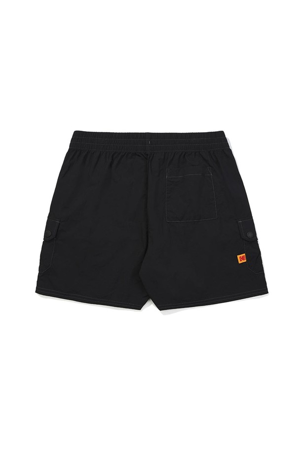 브리즈팝 3부 포켓 반바지 우먼 BLACK은 시원하고 편안한 여름을 위한 여성용 반바지입니다. 가볍고 통기성이 뛰어난 나일론 소재로 제작되어 얇고 시원한 냉감 촉감을 제공합니다. 레귤러핏으로 편안하게 다리 라인을 커버하며, 밴딩 처리된 허리 부분과 사이드 포켓 디자인으로 실용성을 더했습니다. 일상, 여름 바캉스, 휴가 등 다양한 TPO에 맞춰 캐주얼하고 미니멀한 스타일을 연출할 수 있습니다. 브리즈팝 셋업으로 더욱 스타일리시하게 완성해보세요.
