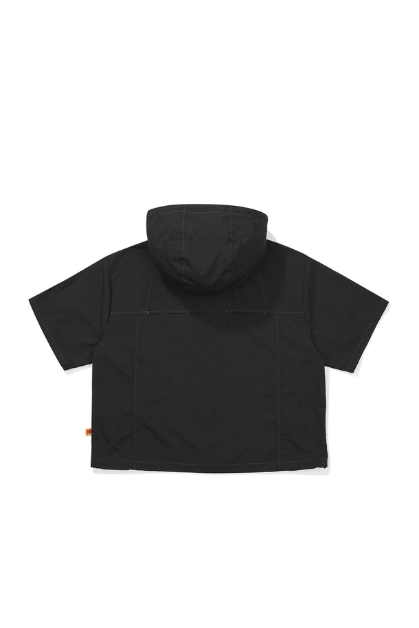 브리즈팝 크롭 후드 아노락 우먼 BLACK는 여름철 스포티하고 캐주얼한 스타일을 연출하기 좋은 여성용 아노락입니다. 가볍고 시원한 냉감 나일론 소재에 세미 루즈핏으로 편안한 착용감을 선사하며, 크롭 기장과 반소매 디자인으로 트렌디함을 더했습니다. 블랙, 아이보리, 민트, 블루, 핑크 등 다양한 컬러로 출시되어 취향에 맞게 선택할 수 있습니다. 앞판 아웃포켓, 후드 스토퍼, 등판 벤틸레이션, 밑단 스트링 조절 등 디테일한 기능성도 놓치지 않았으며, 여행룩, 휴가룩, 여름 바캉스룩 코디에 활용하기 좋습니다. 초경량 소재로 제작되어 활동성을 높였습니다.
