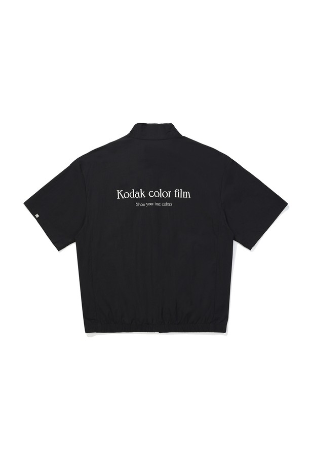 브리즈 라이트 스탠넥 반팔 집업 CHARCOAL (차콜)은 공용으로 착용 가능한 집업 자켓입니다. 봄, 여름 시즌에 적합하며, 스포티하면서도 캐주얼한 스타일을 연출할 수 있습니다. 부드러운 촉감의 나일론, 면, 폴리우레탄 혼방 소재로 제작되었으며, 얇은 두께감으로 편안하게 착용 가능합니다. 차콜 컬러에 오버핏 디자인, 로고 패턴, 스탠드넥, 반소매, 집업 여밈 방식이 특징입니다. 신축성이 있어 활동성을 높여주며, 일상 및 아웃도어 활동에 적합합니다.
