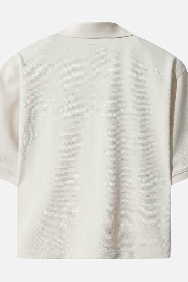 아이보리 컬러의 여성 피케 반팔 티셔츠입니다. 면 소재로 제작되어 부드러운 촉감과 흡습 기능으로 쾌적하게 착용할 수 있습니다. 베이직하고 스포티한 스타일로 일상 및 스포츠 활동 모두에 적합합니다. 레귤러 핏에 카라 디테일이 더해져 깔끔한 디자인을 완성합니다. 얇은 두께감으로 봄, 여름 시즌에 시원하게 즐길 수 있는 아이템입니다.
