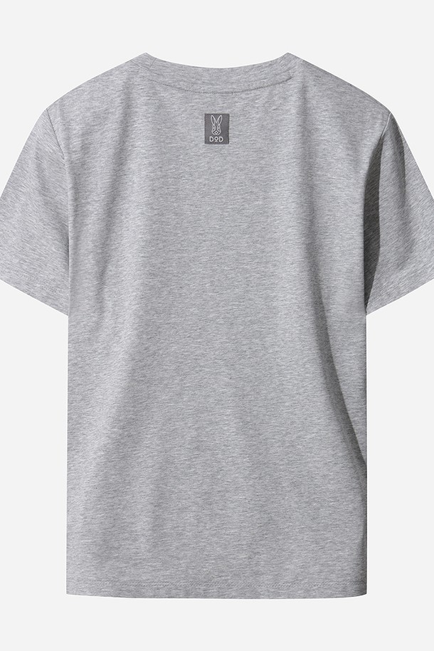 소로나 포켓 반팔 티셔츠 여자(멜란지 그레이 스탠다드)는 여름철 여성들을 위한 베이직핏 반팔 티셔츠입니다. 부드러운 촉감의 면과 폴리에스테르 혼방 소재로 제작되어 편안한 착용감을 선사하며, 신축성과 속건 기능으로 활동성을 높였습니다. 멜란지 그레이 컬러에 무지 디자인으로 어떤 스타일에도 쉽게 매치할 수 있으며, 라운드넥과 레귤러 기장으로 깔끔한 핏을 연출합니다. 아웃도어 활동은 물론, 동네 마실룩, 산책룩, 피트니스룩 등 다양한 TPO에 활용 가능하며, 스포티, 캐주얼, 미니멀 스타일을 즐겨 입는 여성에게 적합합니다. 가슴 부분 포켓 디테일이 디자인의 포인트를 더합니다.
