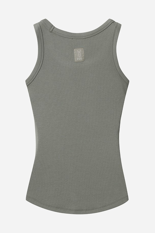 다크민트 컬러의 골지 슬리브리스 티셔츠입니다. 여름 시즌에 어울리는 여성 의류로, 스포티하면서도 베이직한 스타일을 연출합니다. 레이온, 아크릴, 면, 폴리우레탄 혼방 소재로 제작되어 신축성이 뛰어나 편안한 착용감을 제공합니다. 라운드넥 디자인에 레귤러 기장으로, 피트니스룩 또는 휴가룩에 적합하며, 단독 또는 레이어드하여 다양한 스타일을 연출할 수 있습니다. 가슴 부분에는 자수 로고 포인트가 있으며, 적당한 두께감으로 비침 걱정 없이 착용 가능합니다.
