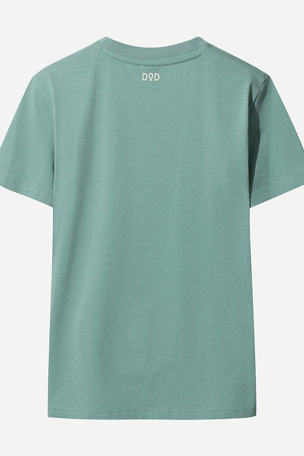 청량한 민트 컬러가 돋보이는 에이드 베이직 반팔 티셔츠입니다. 일상에서 편안하게 착용하기 좋은 베이직 스타일로, 캐주얼, 미니멀, 클래식 등 다양한 스타일 연출이 가능합니다. 여름 시즌에 시원하게 입을 수 있도록 면과 폴리에스터 혼방 소재로 제작되었으며, 속건 기능으로 쾌적한 착용감을 선사합니다. 아스킨 원사를 사용하여 부드러운 촉감을 자랑하며, 동네 마실룩이나 여행룩으로 활용하기 좋습니다. 라운드넥과 베이직 핏으로 디자인되어 유행을 타지 않고 오랫동안 즐겨 입을 수 있습니다.
