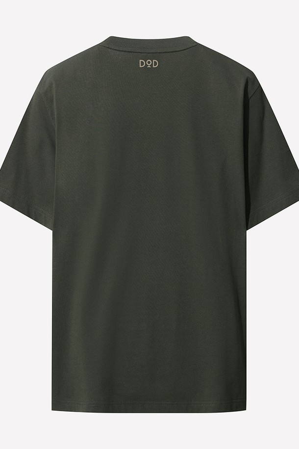 에이드 베이직 반팔 티셔츠 남자(D.KHAKI)는 캐주얼과 미니멀 스타일을 추구하는 남성을 위한 여름철 필수 아이템입니다. 부드러운 촉감의 면과 폴리에스터 혼방 소재로 제작되어 편안한 착용감을 선사하며, 얇은 두께감으로 시원하게 즐길 수 있습니다. 다크 카키 컬러에 베이직한 디자인으로 어떤 스타일에도 자연스럽게 매치 가능하며, 일상 및 스포츠 활동 모두에 적합합니다. 아스린 원사를 사용하여 속건 기능을 갖춘 실용적인 반팔 티셔츠로, 라운드넥과 반소매 기장으로 깔끔한 핏을 연출합니다.
