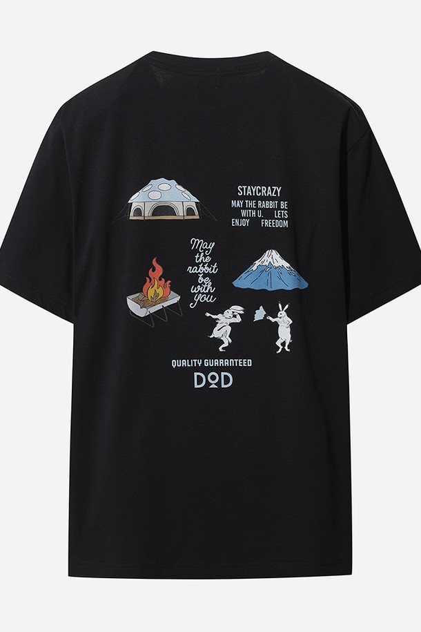 소로나 그래픽 반팔 티셔츠 (블랙)는 일상과 스포츠 활동 모두에 적합한 공용 티셔츠입니다. 부드러운 면 소재로 제작되어 편안한 착용감을 제공하며, 얇은 두께감으로 봄, 여름 시즌에 시원하게 입을 수 있습니다. 레귤러핏 디자인에 라운드넥으로 깔끔한 스타일을 연출하며, 그래픽 패턴과 로고 프린트가 특징입니다. 반소매 기장의 크롭 기장으로 스포티하면서도 캐주얼한 무드를 더합니다.
